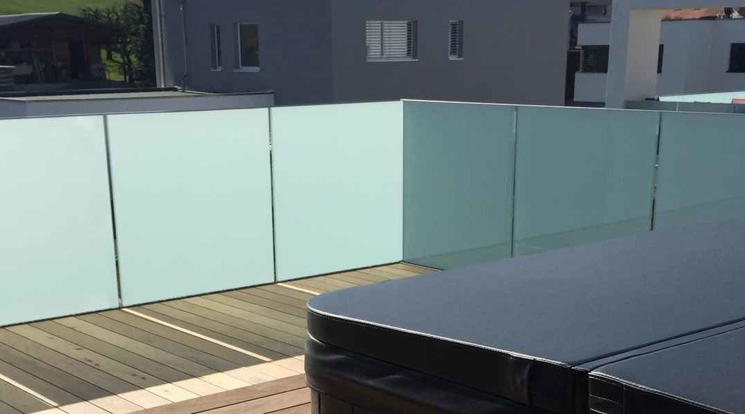 Un balcon de verre opale, sécurité et intimité assurées
