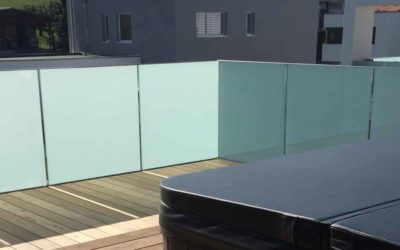 Un balcon de verre opale, sécurité et intimité assurées
